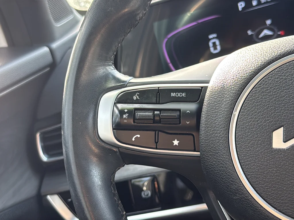 Used 2025 White Kia X-Line image 15