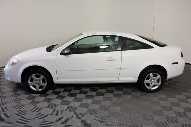 Used 2005 White Chevrolet Base image 5