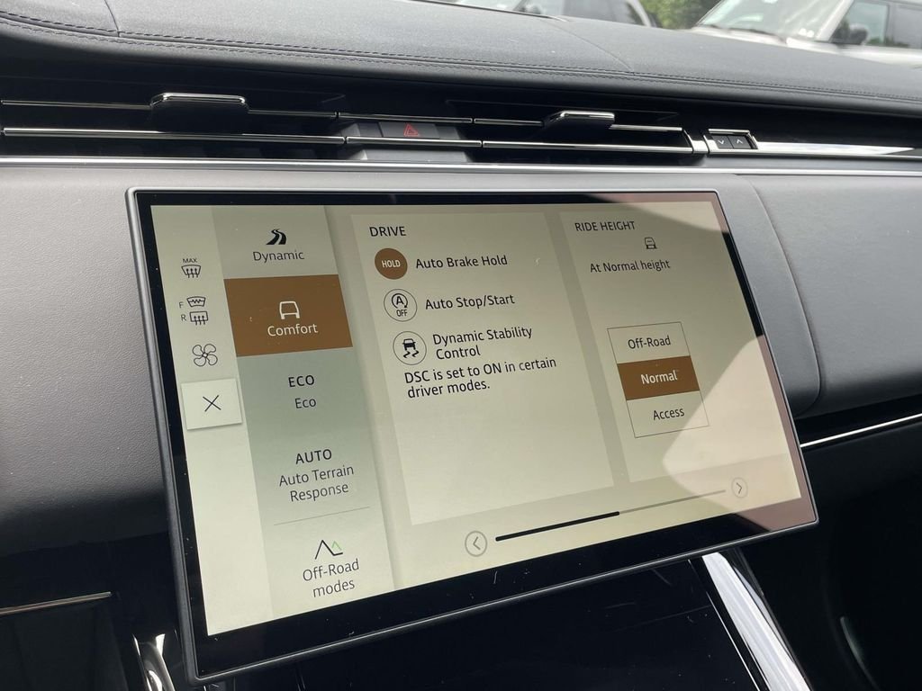 New 2026 Fuji White Land Rover Dynamic SE image 27