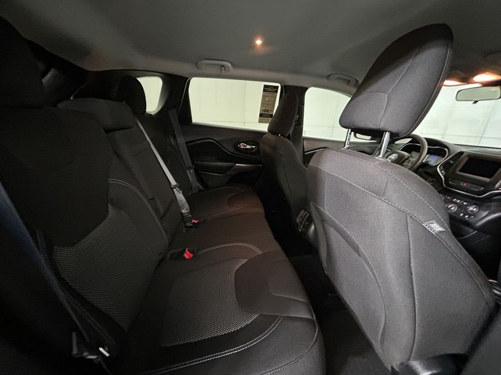 Used 2019 Red Jeep Latitude image 17