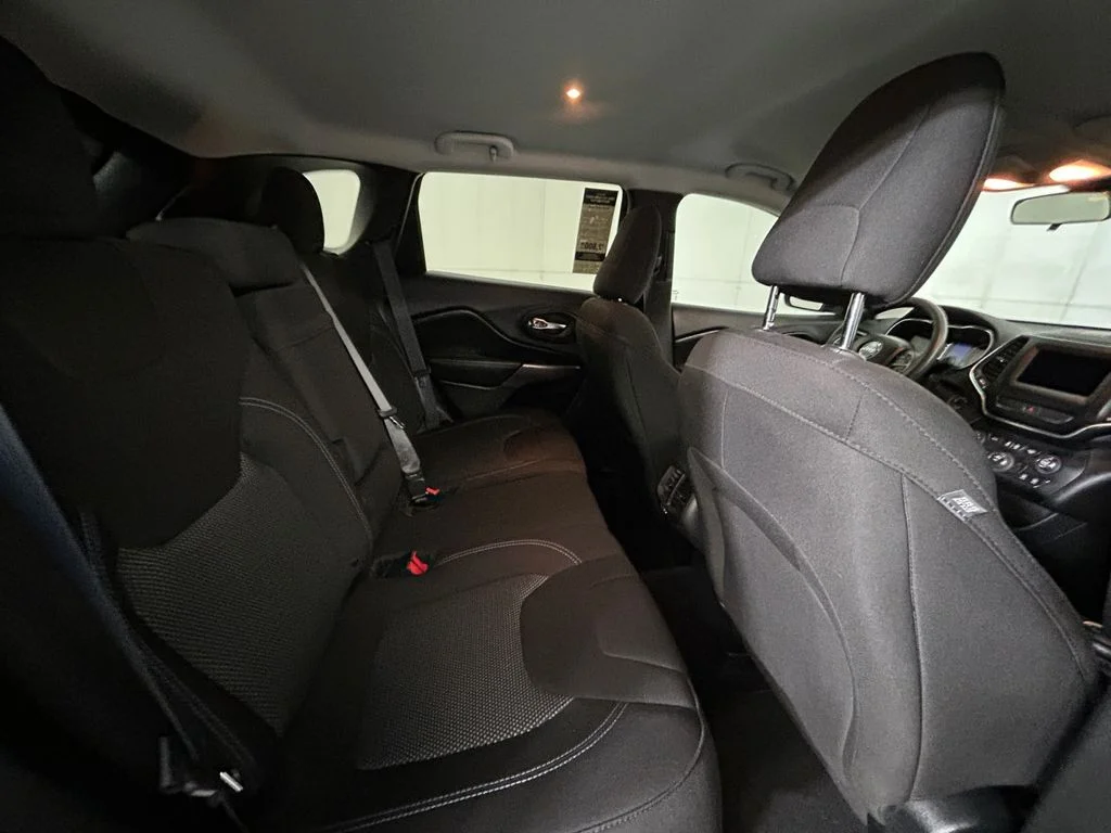 Used 2019 Red Jeep Latitude image 17