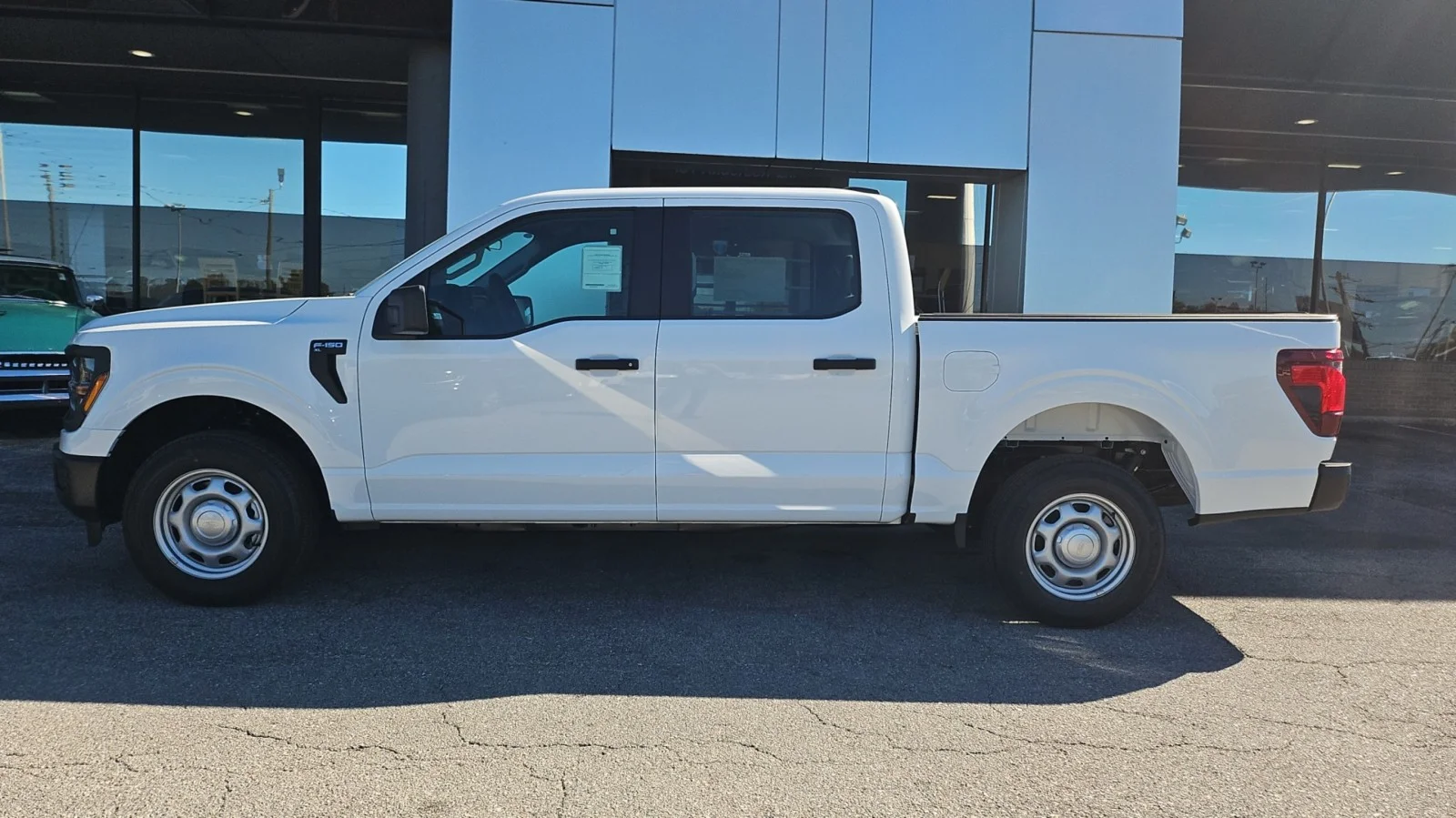 New 2026 Oxford White Ford XL 2WD image 2