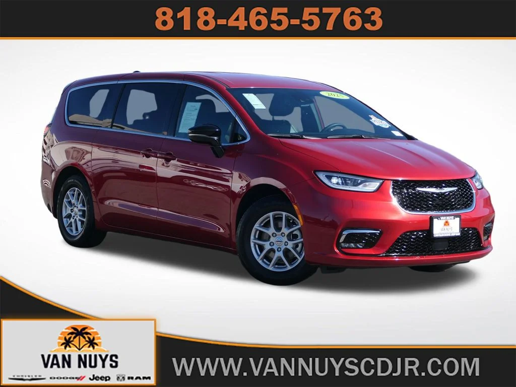2025 Chrysler Pacifica Select's photo