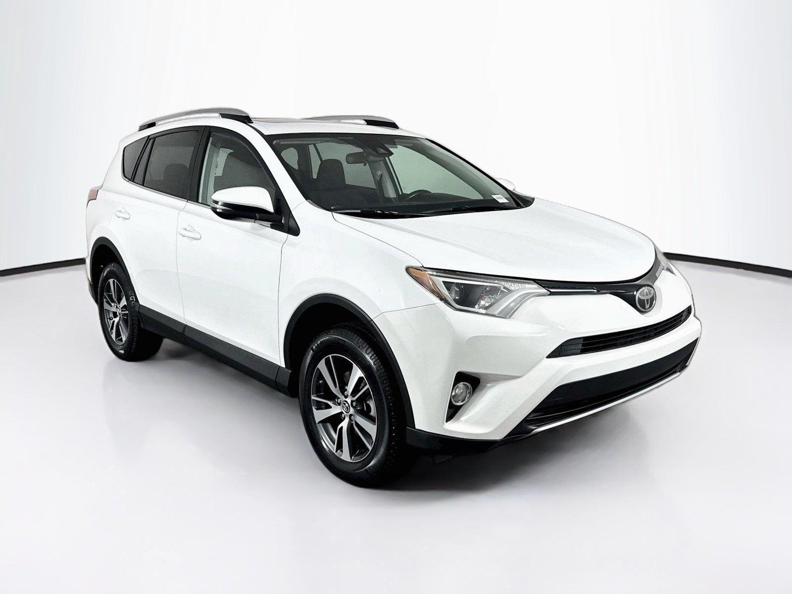 Used 2018 Super White Toyota XLE image 8