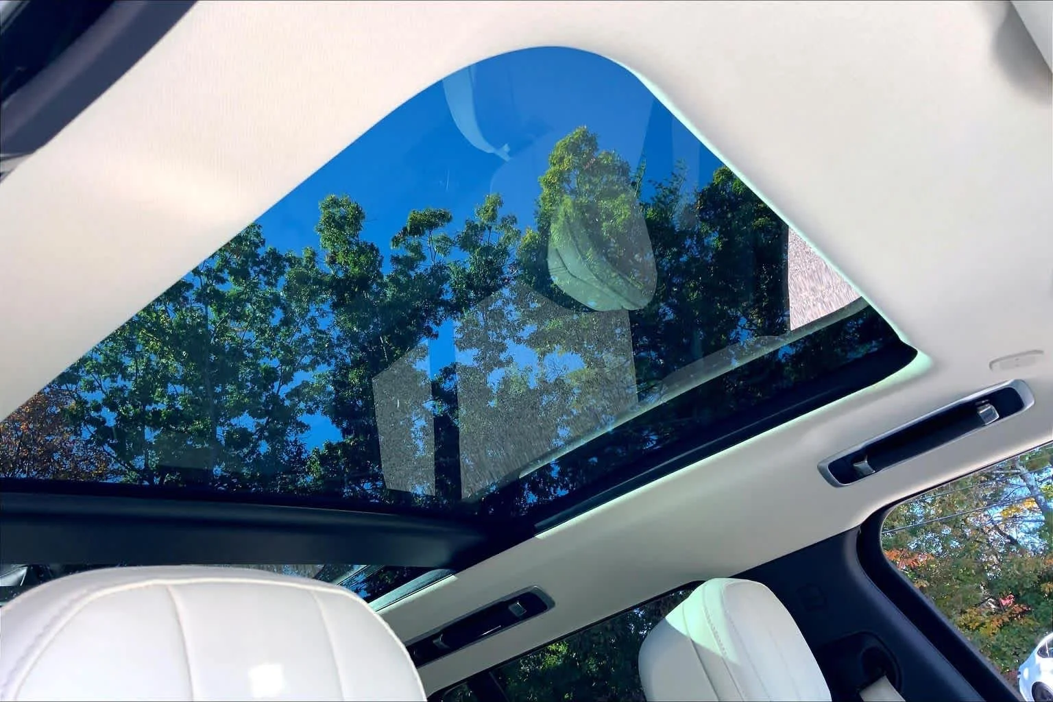 Used 2023 Portofino Blue Metallic Land Rover SE image 13