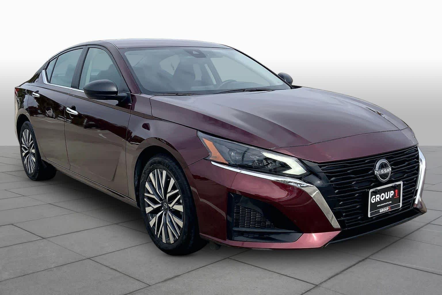 Used 2025 Garnet Pearl Metallic Nissan SV image 3