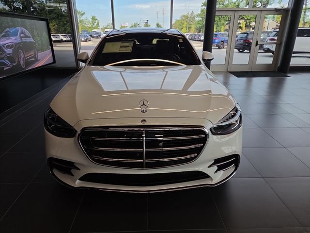 New 2026 MANUFAKTUR Moonlight White Metallic Mercedes-Benz S580 image 9