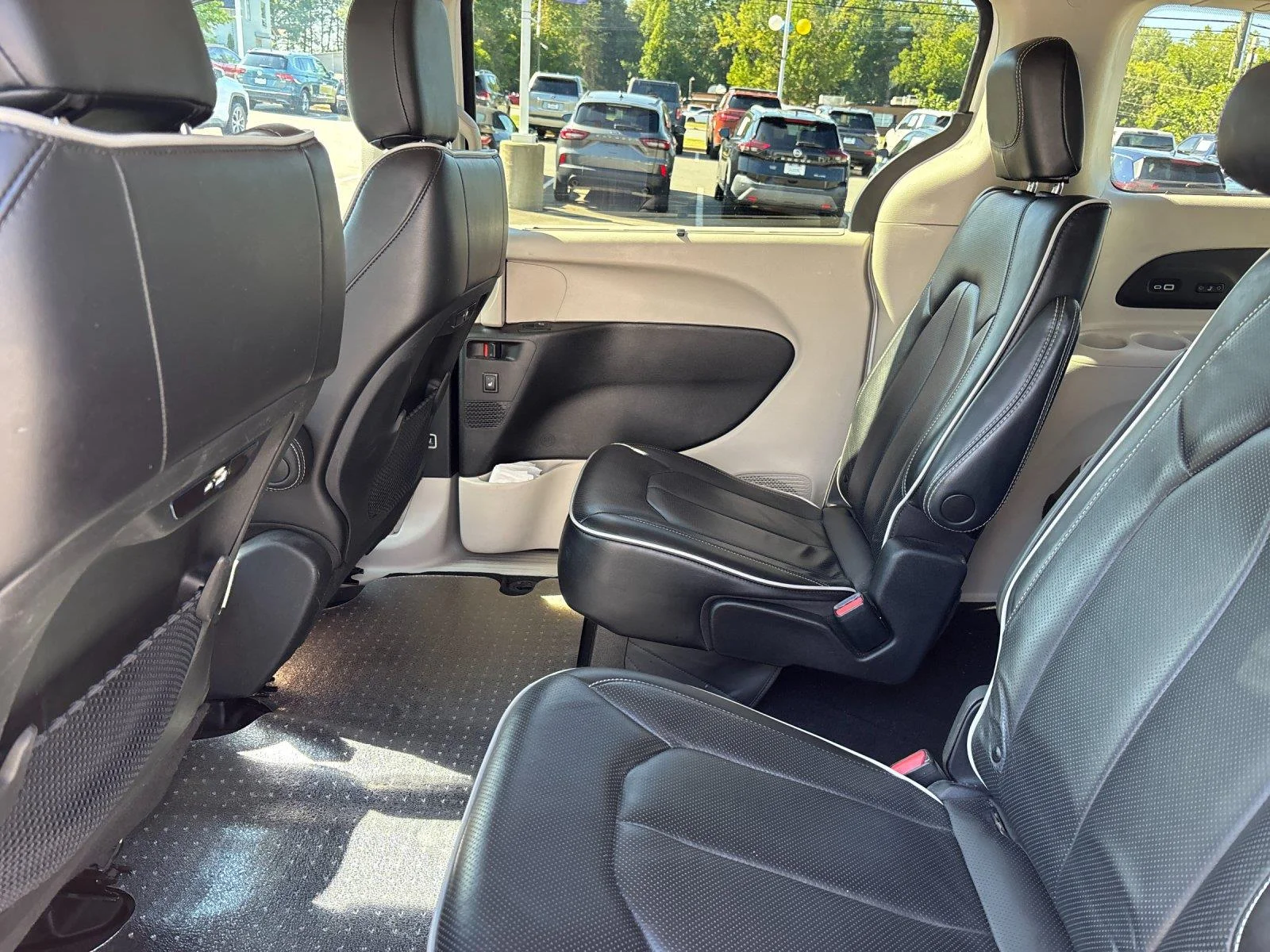 Used 2022 Bright White Clearcoat Chrysler Limited image 32