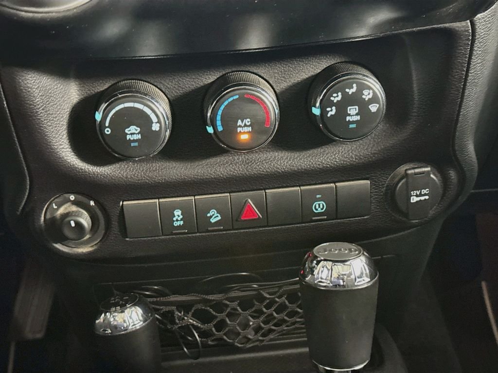 Used 2016 Silver Jeep Sahara image 15