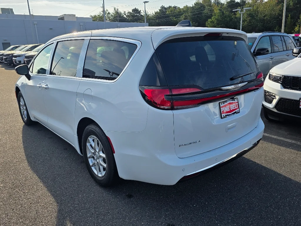 2026 Chrysler Pacifica Select - Photo 10