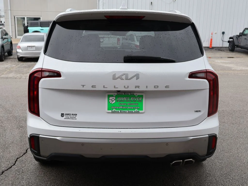 Used 2025 White Kia S image 4