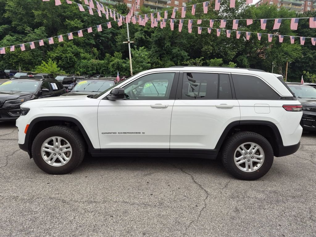 Used 2024 White Jeep Laredo image 10