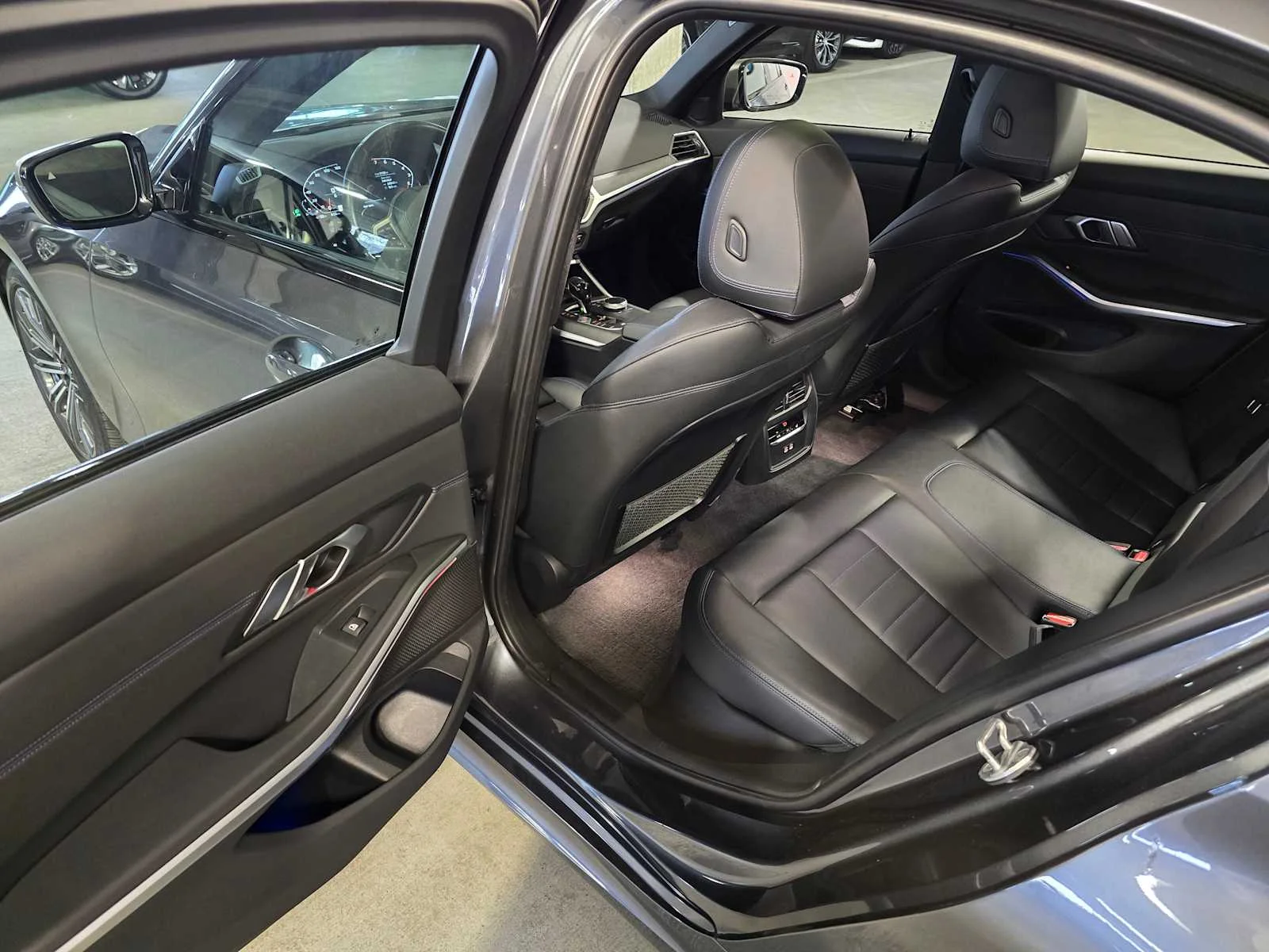 Used 2021 Mineral Gray Metallic BMW xDrive image 30