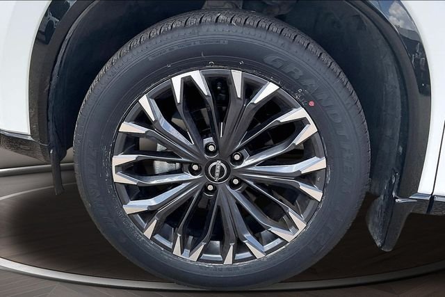 Used 2025 White Nissan Platinum image 9