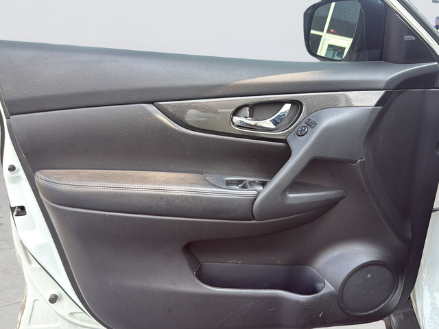 Used 2016 White Nissan SL image 24