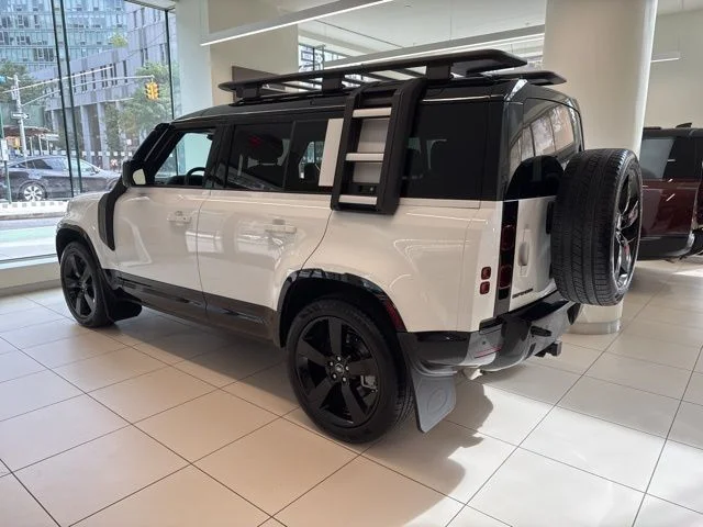 New 2025 Fuji White Land Rover X-Dynamic SE image 4