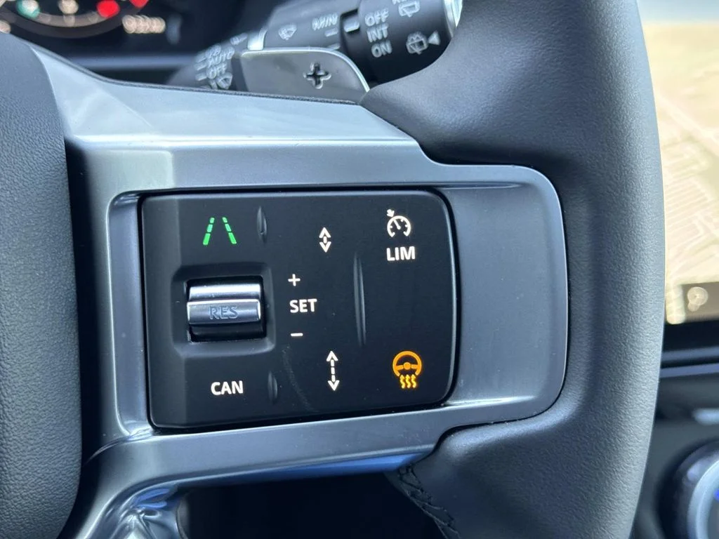 Certified Used 2025 White Land Rover Dynamic SE image 28