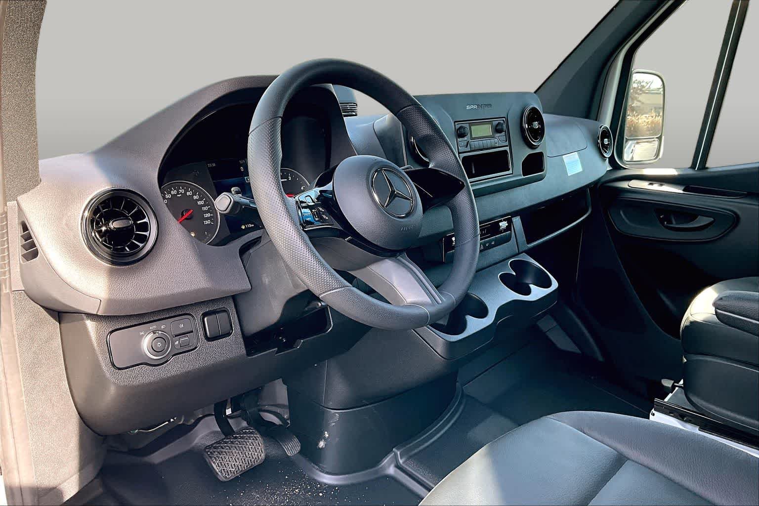 New 2025 Arctic+White Mercedes-Benz  image 9