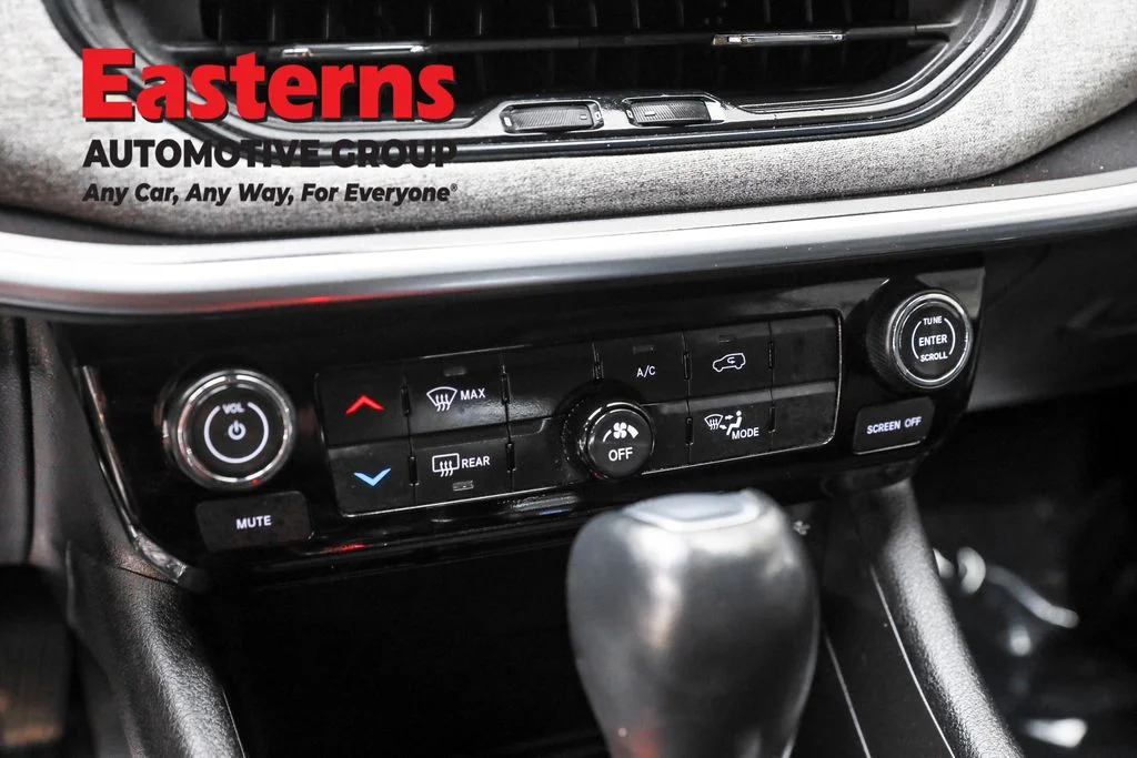 Used 2022 Silver Jeep Latitude image 20