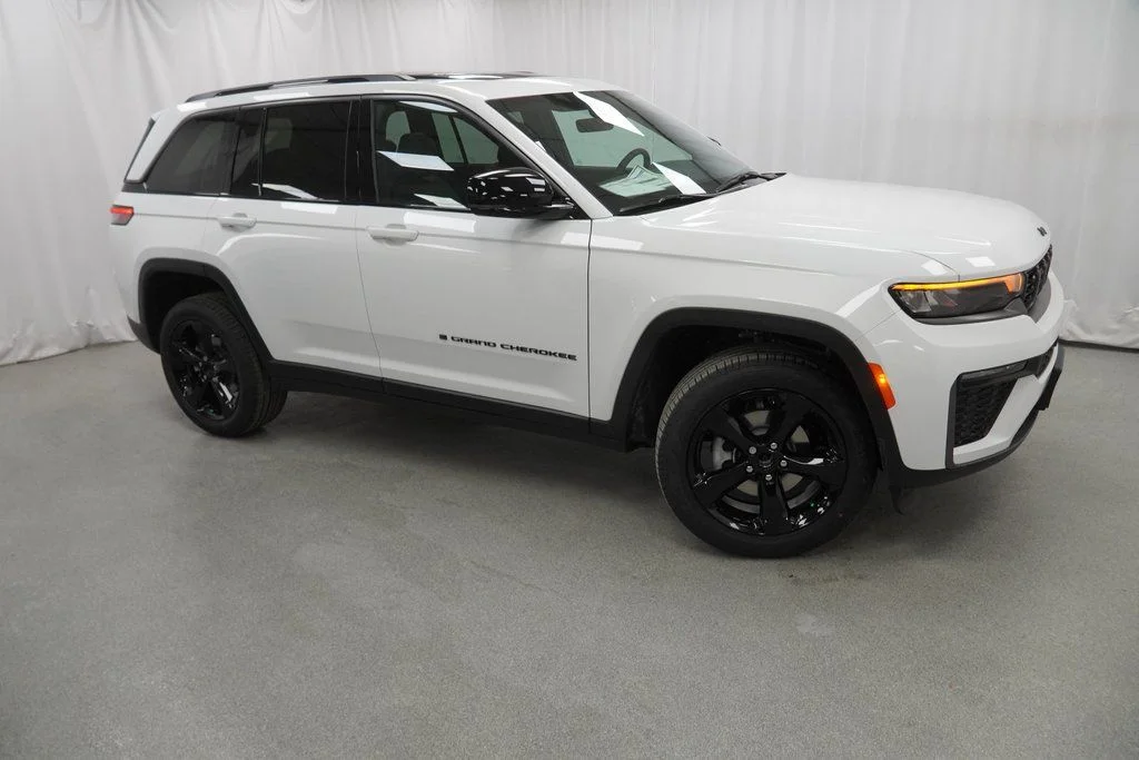 New 2026 Bright White Clear-Coat Exterior Paint Jeep Limited image 9