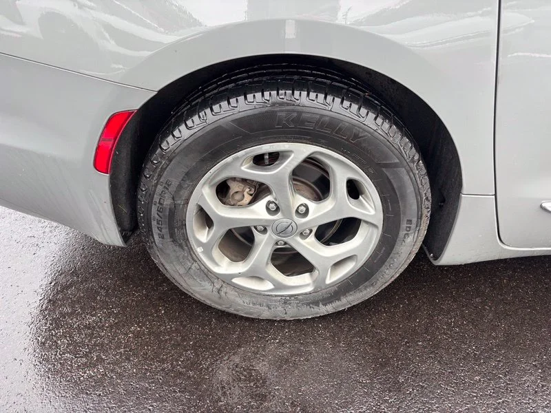 Used 2022 White Chrysler Limited image 13