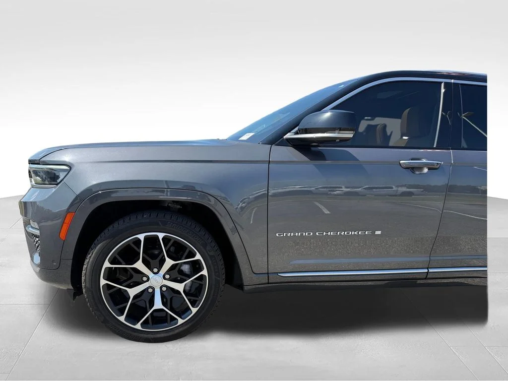 Used 2023 Gray Jeep Summit Reserve image 24
