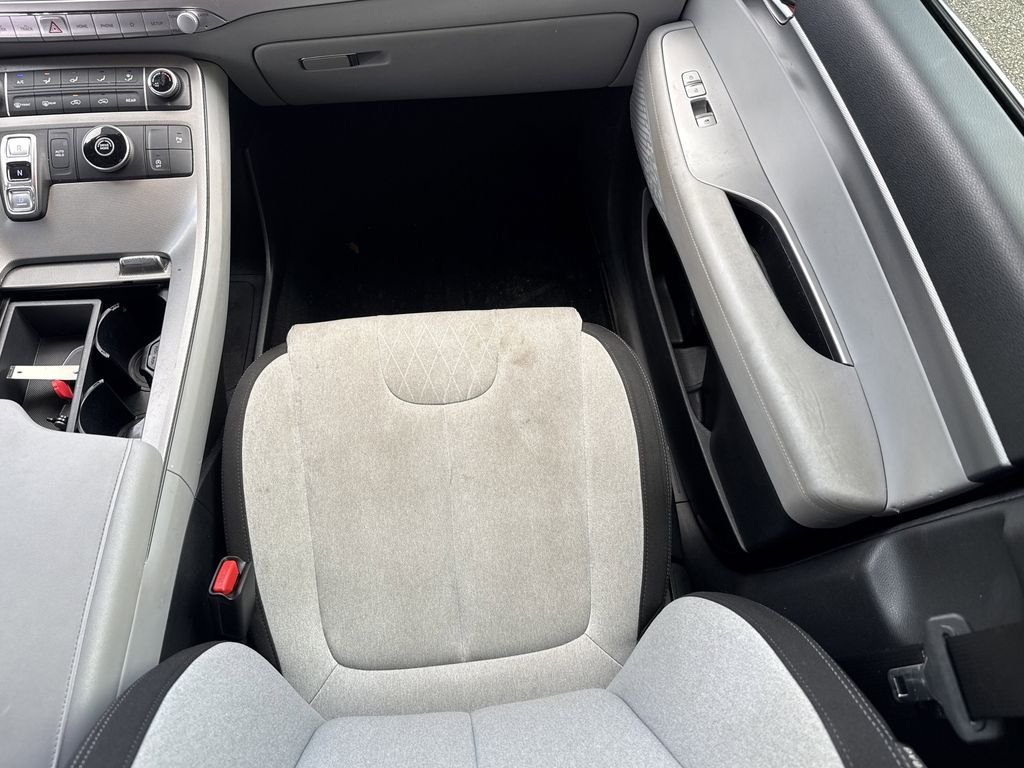 Used 2020 Hyper White Hyundai SE image 16