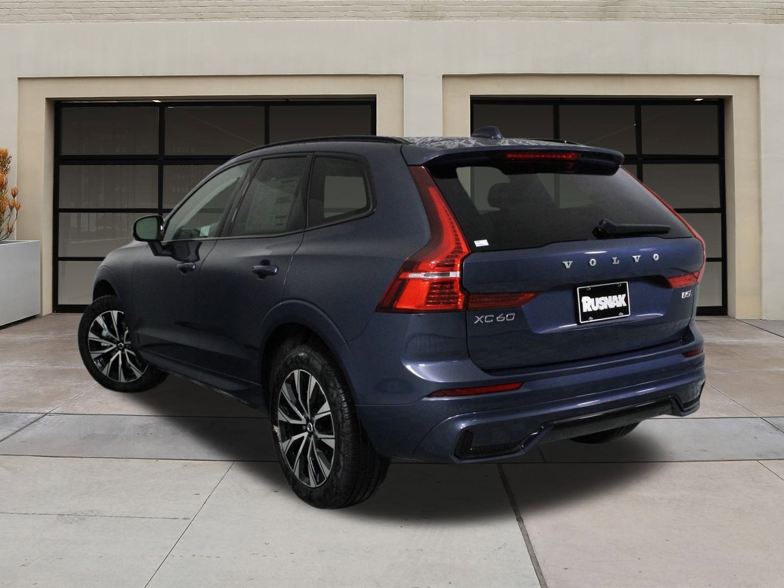 2025 Volvo XC60 B5 Core photo 2