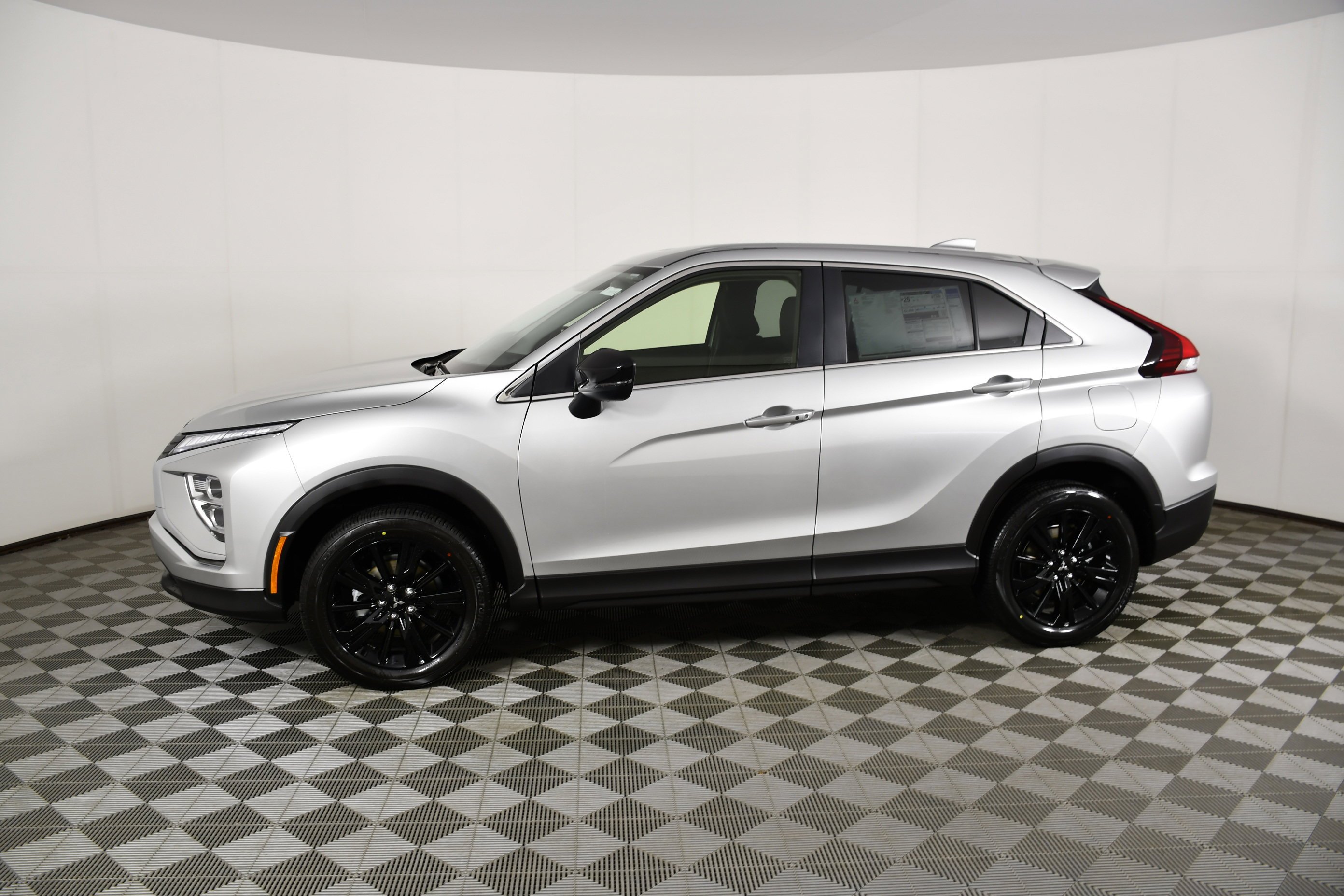New 2026 Alloy Silver Metallic Mitsubishi LE image 9