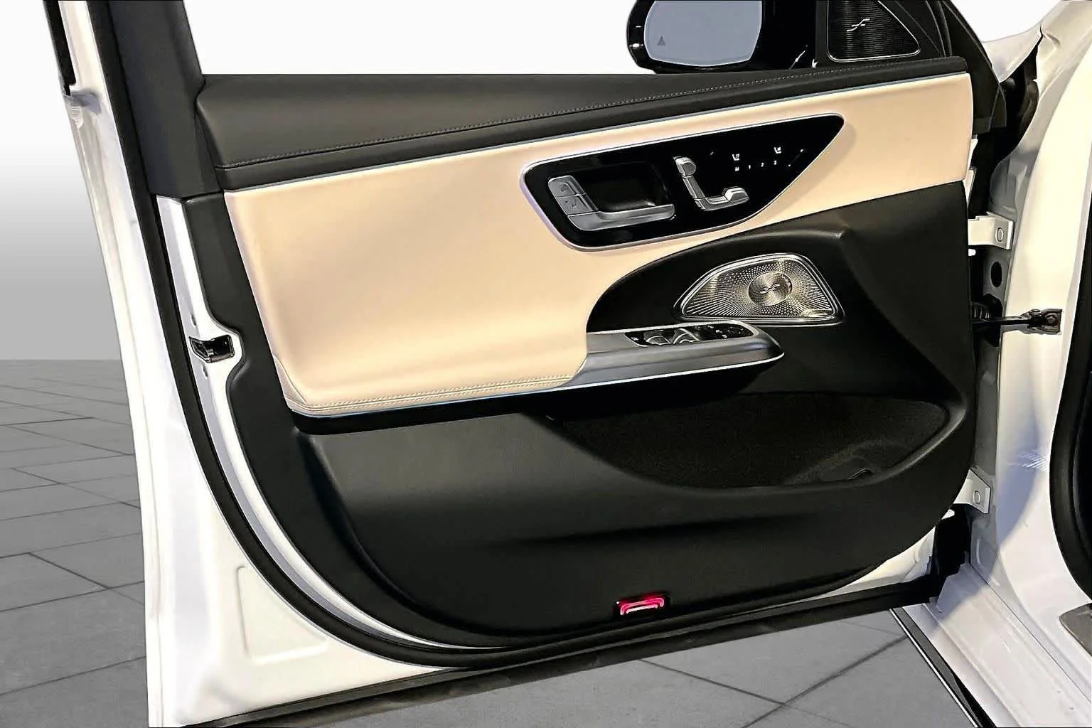 New 2027 MANUFAKTUR Moonlight White Metallic Mercedes-Benz E 450 image 11
