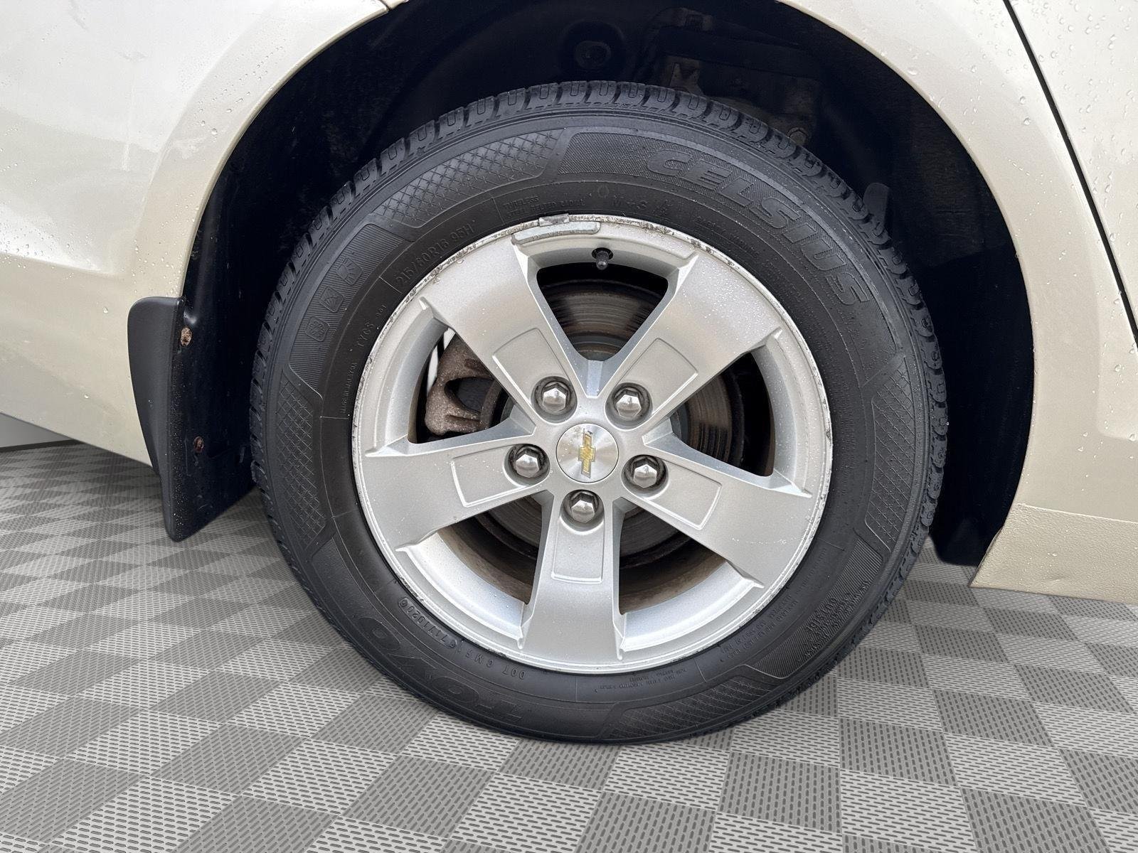Used 2014 Champagne Silver Metallic Chevrolet LS image 16