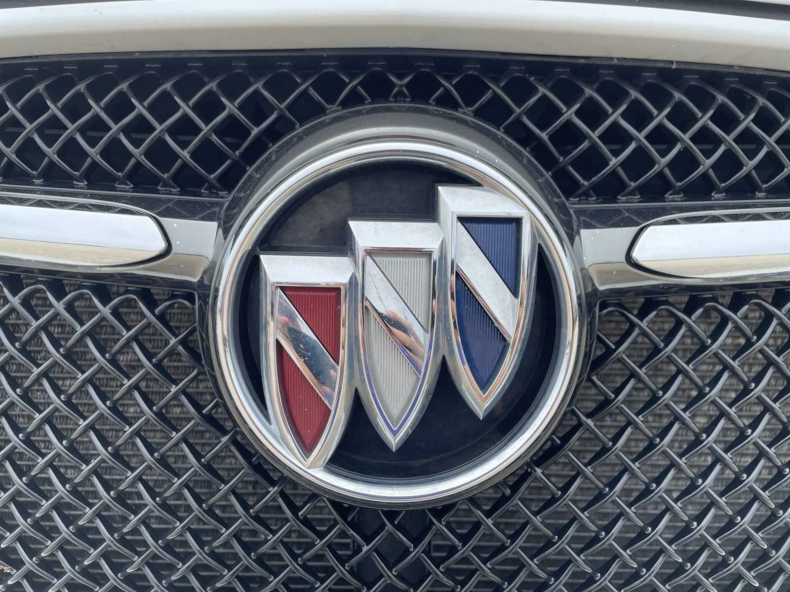 Used 2020 Includes Satin Nickel lower exterior accent color.) Buick Essence image 32