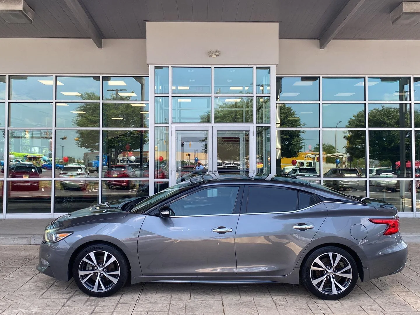 Used 2017 Gun Metallic Nissan SL image 4