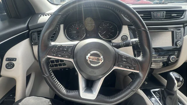 Used 2017 Blue Nissan SL image 20