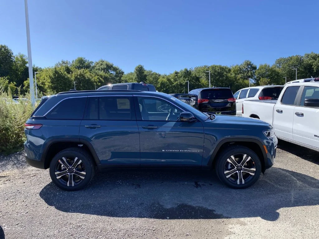 New 2027 Blue Jeep Limited Reserve image 2