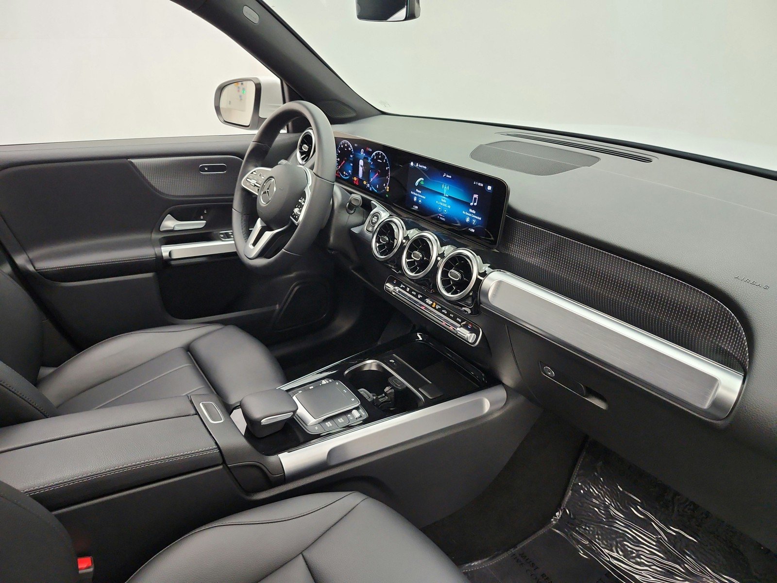 Used 2022 Digital White Metallic Mercedes-Benz GLB 250 SUV image 21