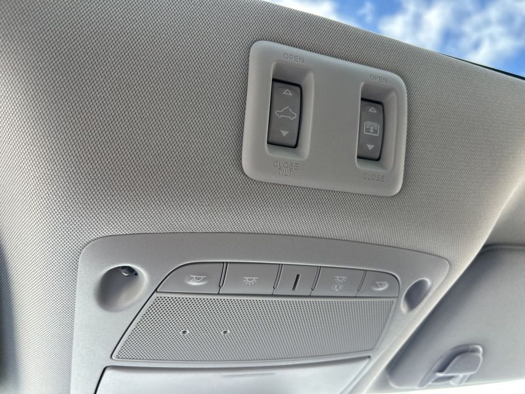 Used 2024 Silver Nissan SL image 39
