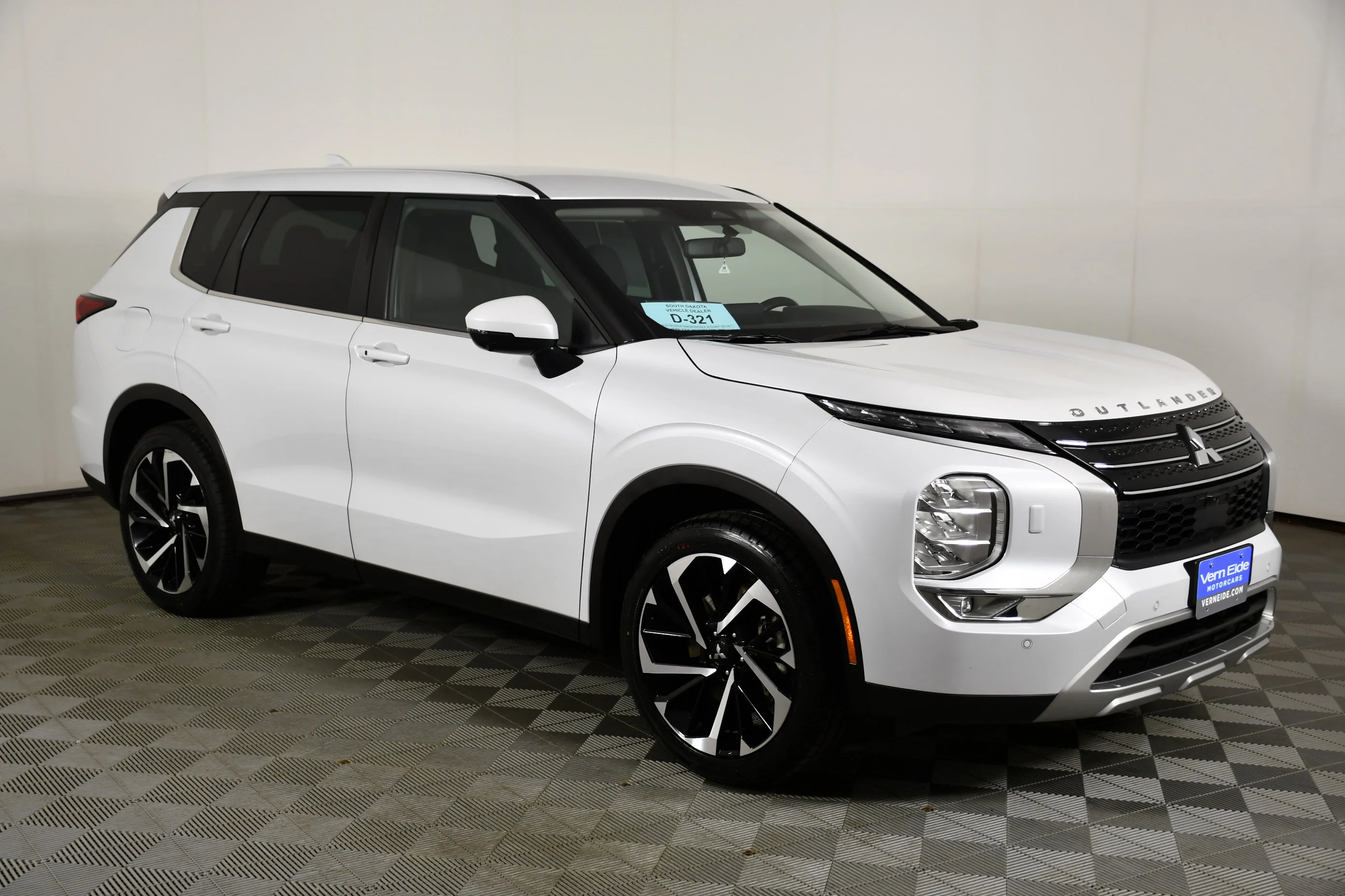 Certified Used 2023 White Diamond Mitsubishi SE image 4