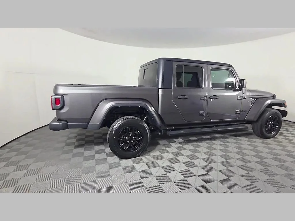 Used 2022 Granite Crystal Metallic Clearcoat Jeep Altitude image 37