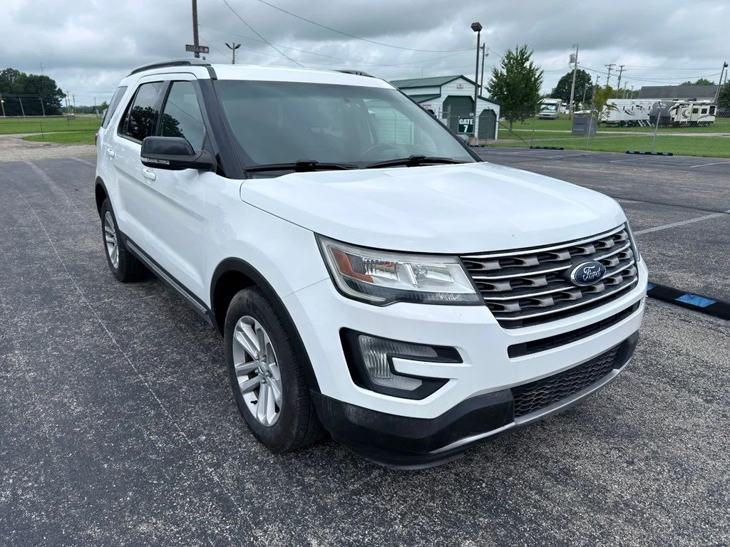 Used 2017 White Ford XLT image 2