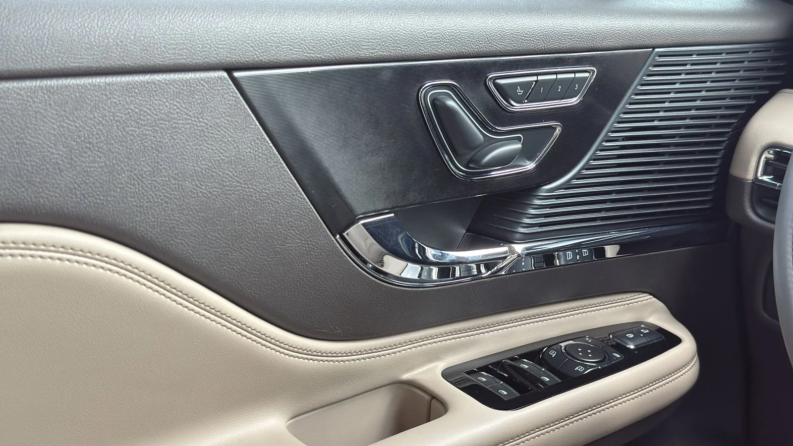 Used 2022 White Lincoln Standard image 11