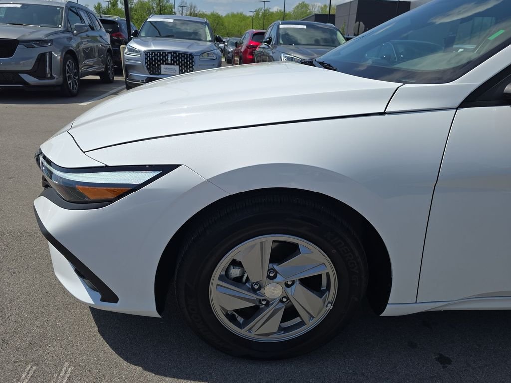 Used 2025 White Hyundai SE image 10