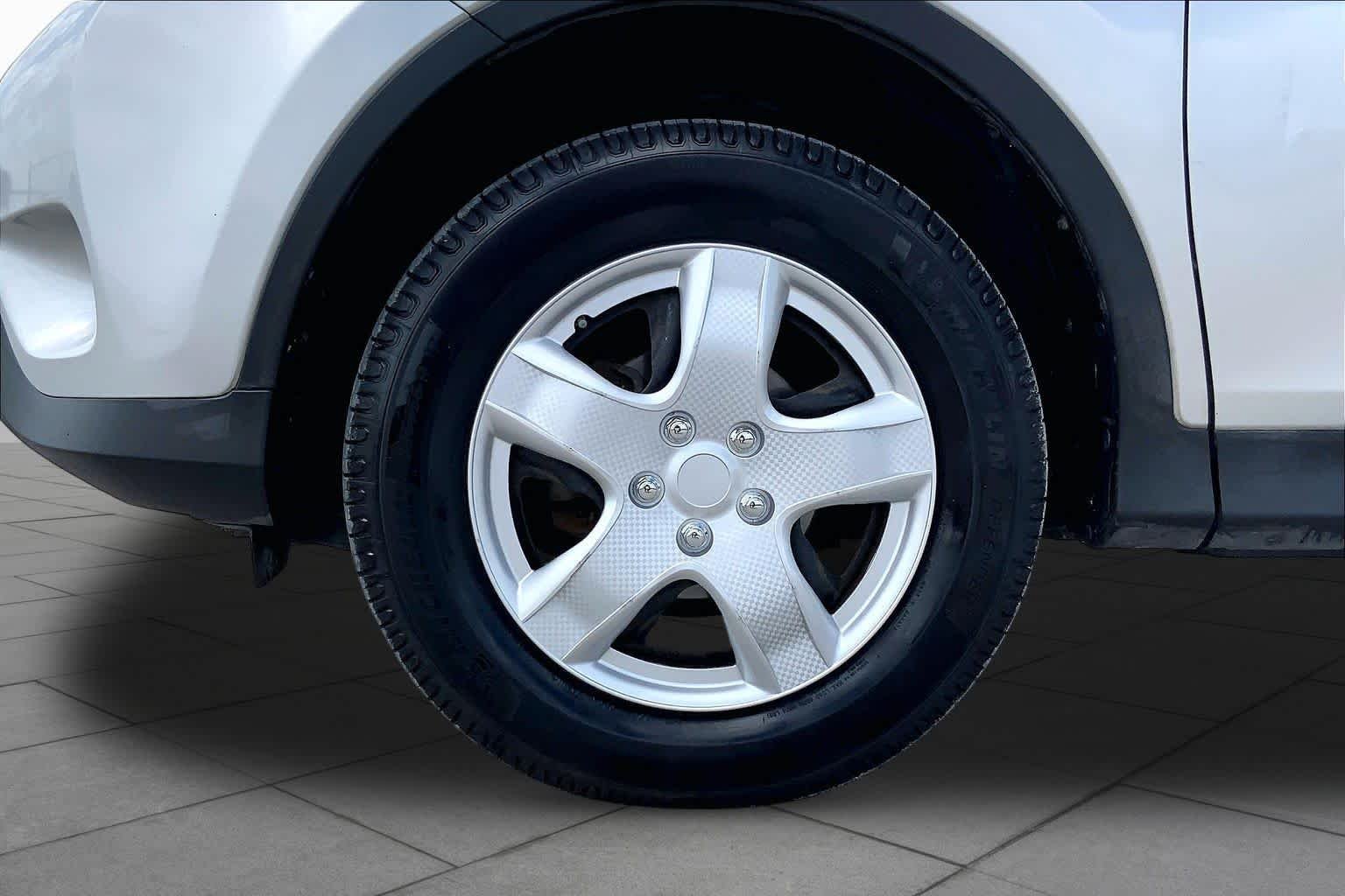 Used 2015 Classic Silver Metallic Toyota LE image 11