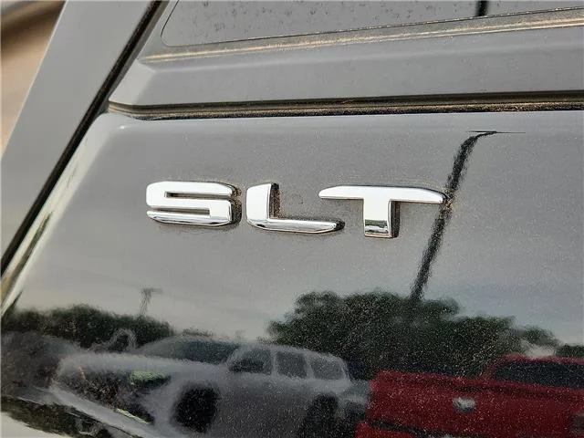 Used 2023 Red GMC SLT Front-Wheel Drive image 9