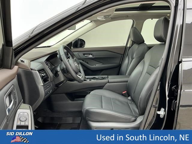 Used 2023 Super Black Nissan SL image 17
