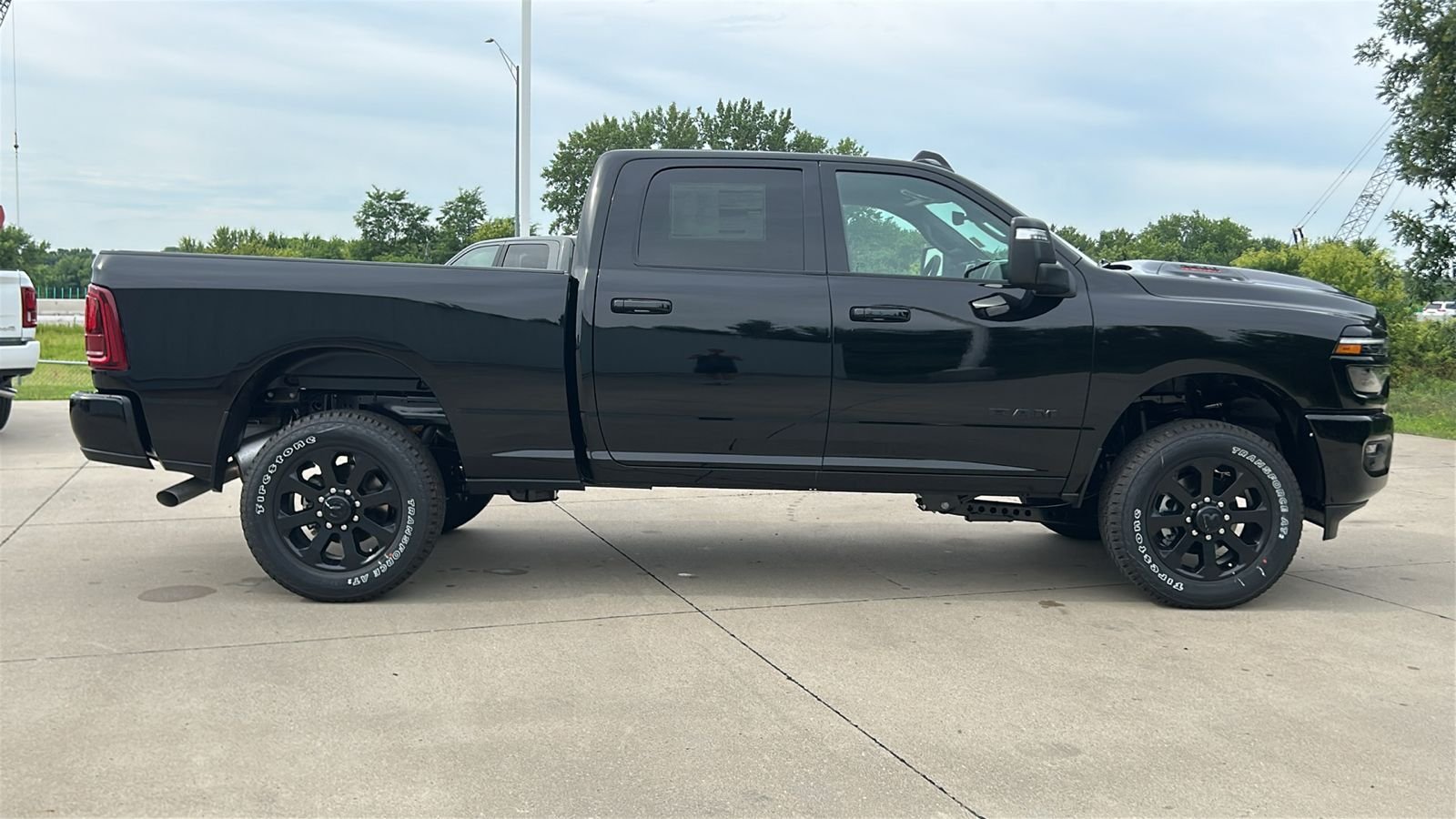 New 2026 Diamond Black Crystal Pearl-Coat Exterior Paint RAM Laramie image 3