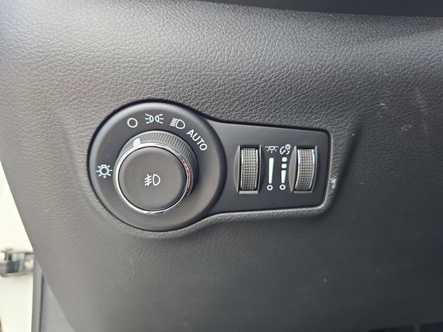 New 2026 Bright White Clear-Coat Exterior Paint Jeep Latitude image 21