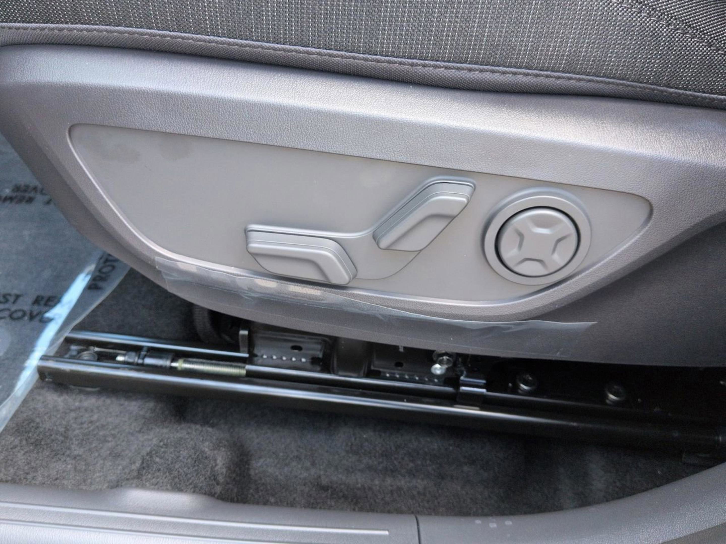 New 2027 Ivory Silver Kia S image 21