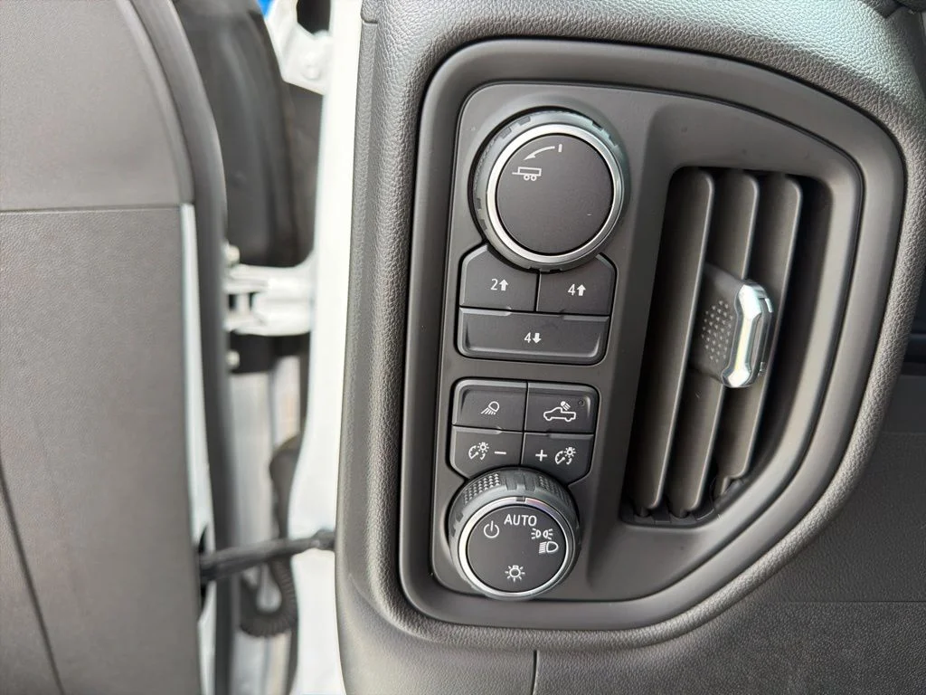 Used 2024 White Chevrolet Custom image 21