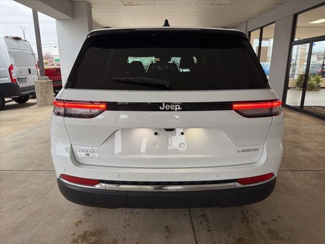 New 2026 Bright White Clear-Coat Exterior Paint Jeep Laredo X image 4